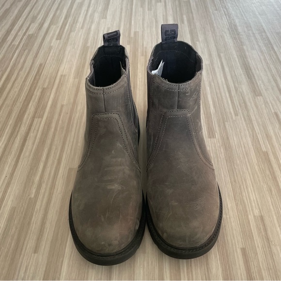 UGGS Chelsea Boots - Picture 4 of 7